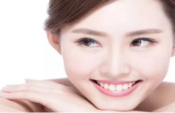 皮肤白皙的女士的图片