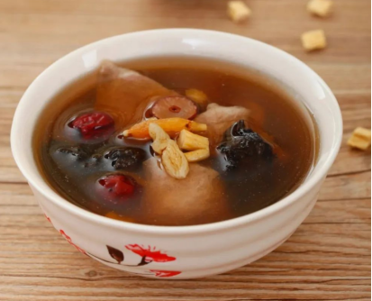 麦冬与梨、冰糖熬制的润肺糖水